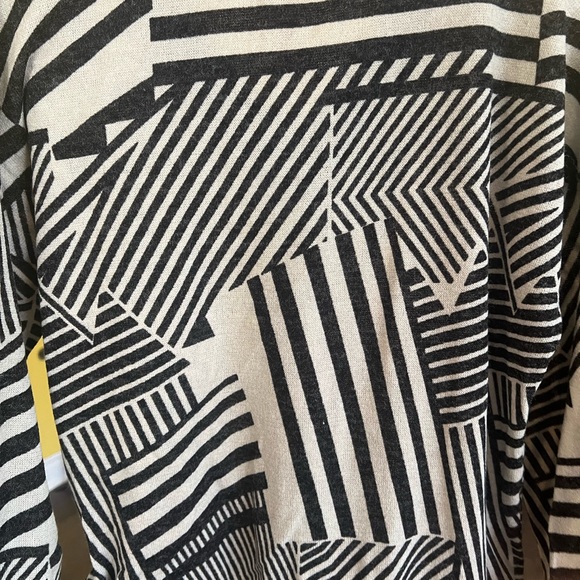 Chris & Carol Pullover V Neck Black and Off White Geometric Women's Top - Picture 5 of 5